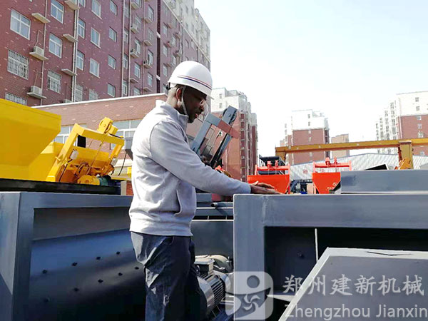 美國客戶參觀鄭州建新機(jī)械混凝土攪拌機(jī)